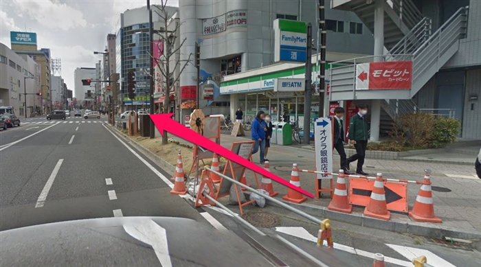 ファミリーマートを右手に信号まで直進